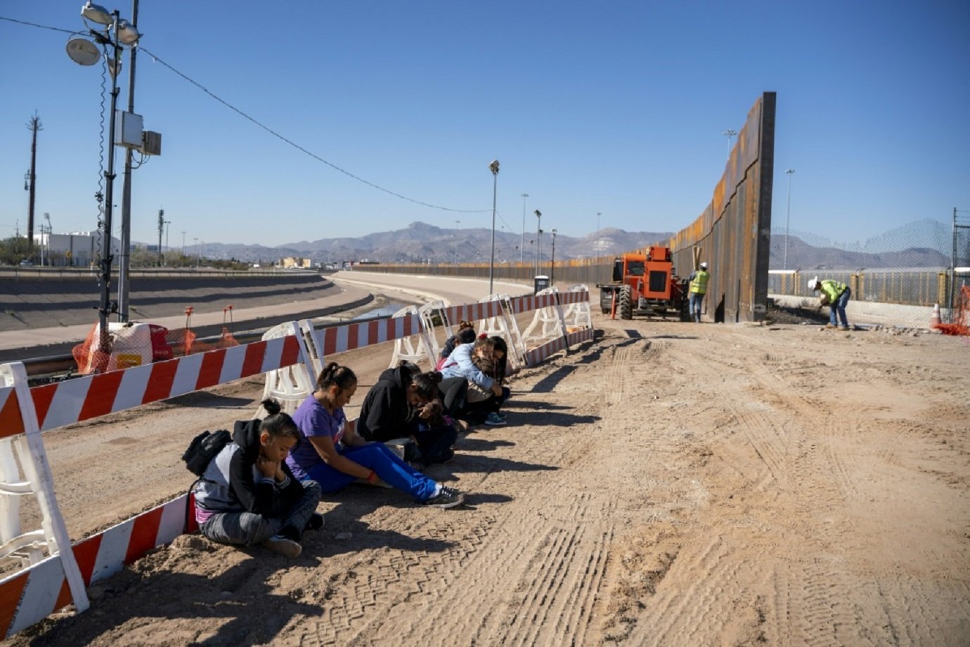 Texas levanta su “muro” en la frontera con México