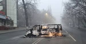 Veículo queimado durante protesto em Almaty