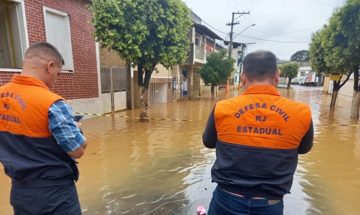 Rios transbordam e provocam alagamentos em dez municípios