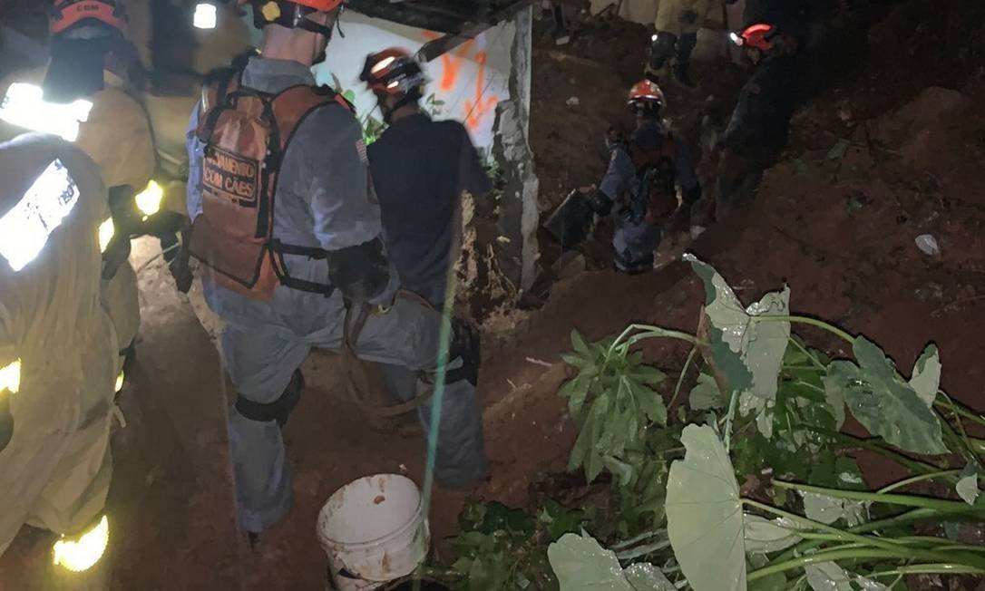 Deslizamento de terra deixa três pessoas mortas na cidade paulista de Embu das Artes
