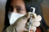 Profissional de saúde prepara uma dose da vacina da Pfizer/BioNTech contra a covid-19