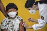 Primeira criança é vacinada contra covid no Brasil . 14/01/2022