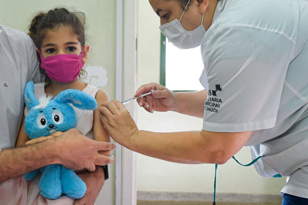 Criança recebe uma dose da vacina Pfizer como parte da campanha de imunização COVID-19 em 18 de janeiro de 2022 em Belo Horizonte, Brasil