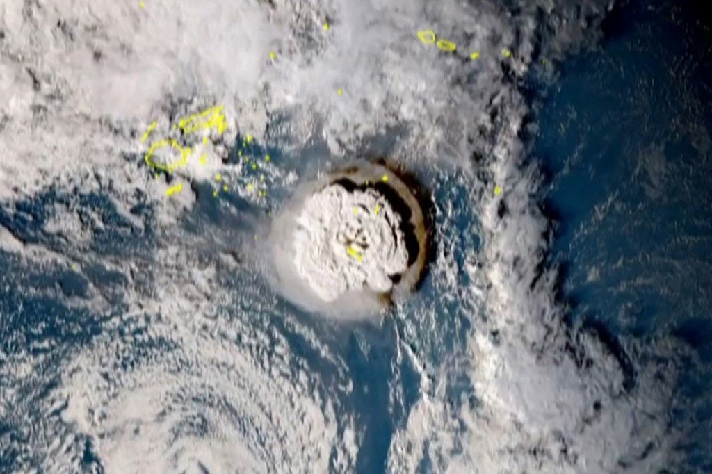 Erupção vulcânica que provocou um tsunami em Tonga. 15/01/2022