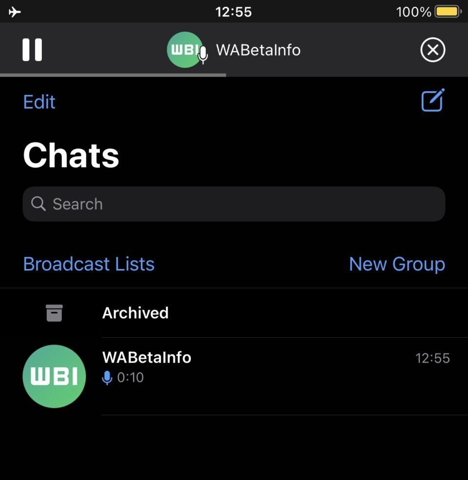 Captura de tela mostra áudio reproduzindo no WhatsApp enquanto o usuário está na aba de Chats
