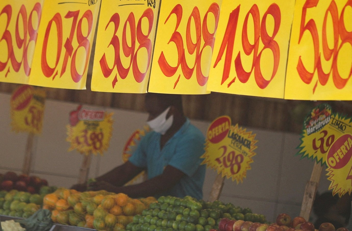 Placas indicam preços de alimentos em mercado do Rio de Janeiro